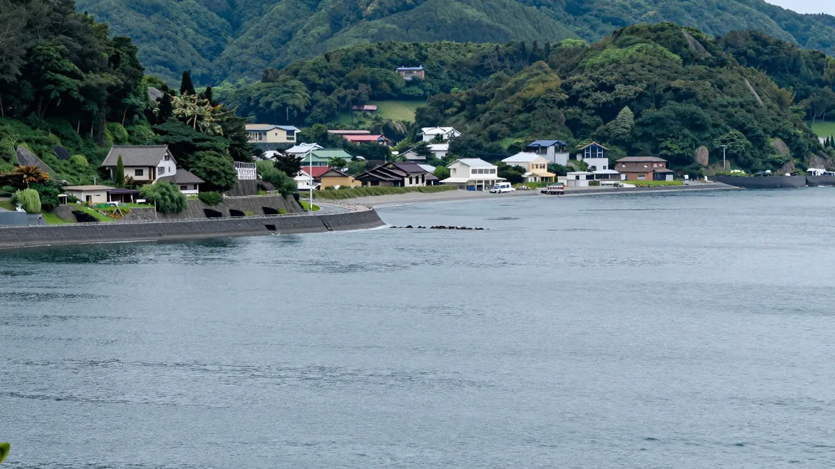 淡路島の海岸線と田園風景のイメージ