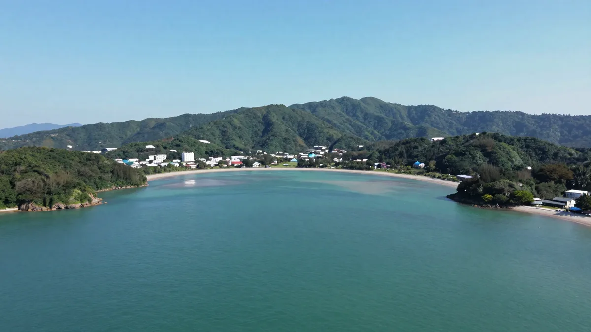 石垣島の海岸線と山々を写した空撮風景(イメージ)